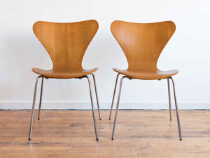 Pair of Vintage MCM Series 7 "Butterfly" Dining Chairs by Arne Jacobson for Fritz Hansen