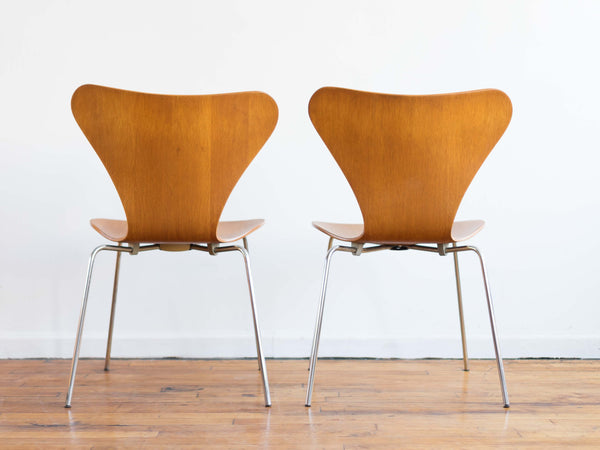 Pair of Vintage MCM Series 7 "Butterfly" Dining Chairs by Arne Jacobson for Fritz Hansen